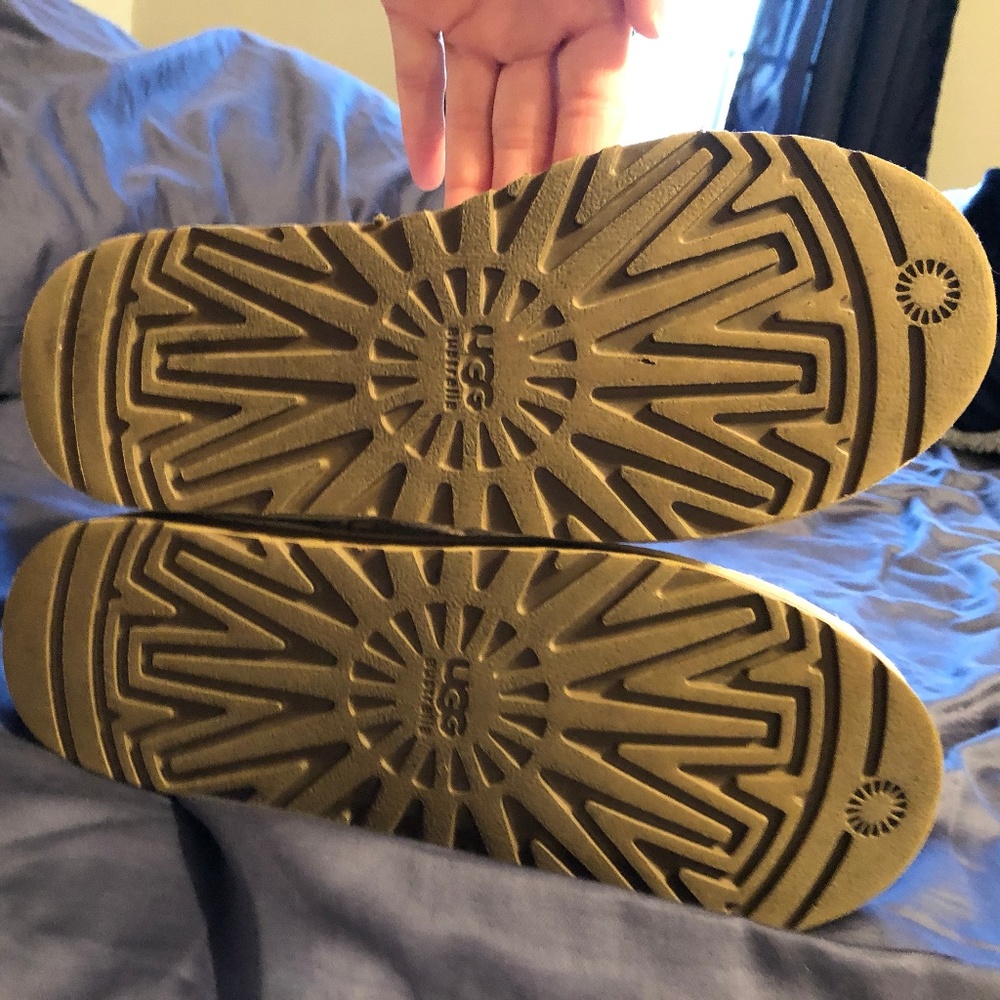 UGGS - Picture 3 of 4